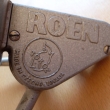 detail t�la s n�pisem a znakem