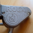 detail t�la s n�pisem a znakem - dv� ryby